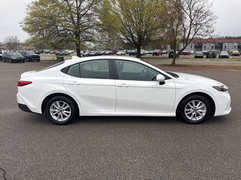Used 2025 Toyota Camry LE image 6