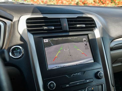 Used 2019 Ford Fusion SE FWD image 22