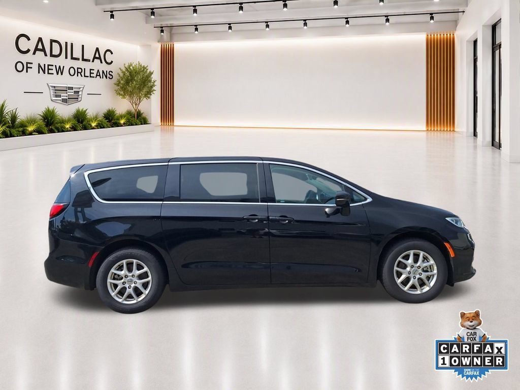 Used 2024 Chrysler Pacifica Touring-L FWD image 2