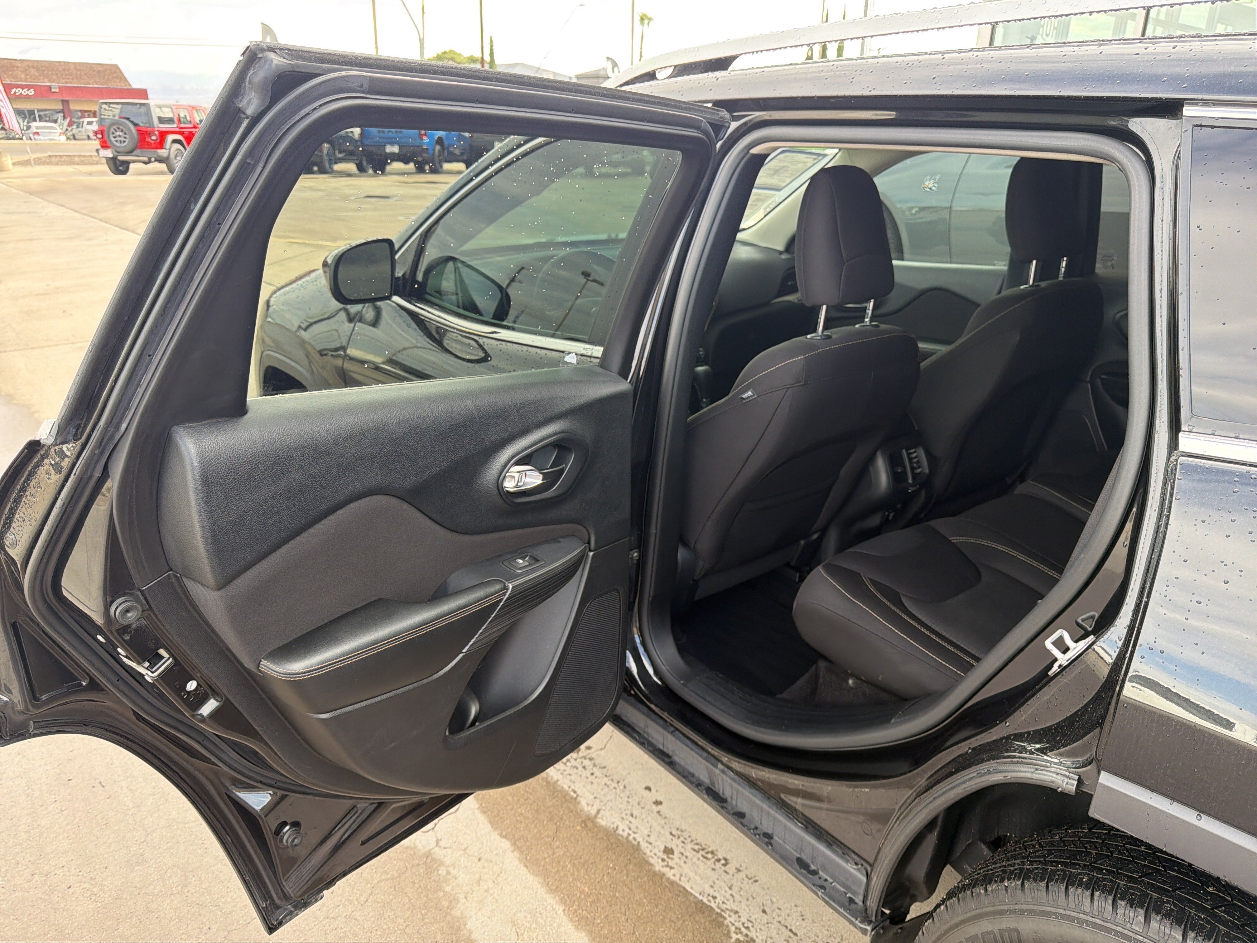 Used 2016 Jeep Cherokee Latitude FWD image 7