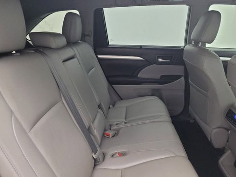 Used 2019 Toyota Highlander XLE FWD image 19