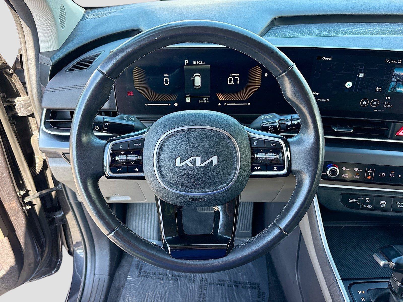 Used 2025 Kia Carnival FWD image 11