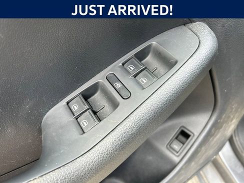 Used 2018 Volkswagen Jetta SE FWD image 9