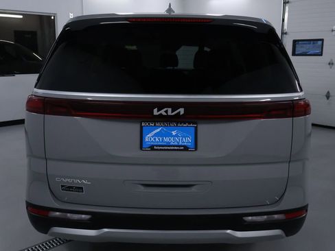 Used 2024 Kia Carnival EX image 6