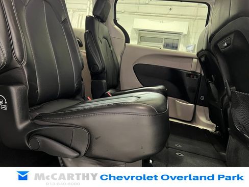 Used 2024 Chrysler Pacifica Touring-L FWD image 32