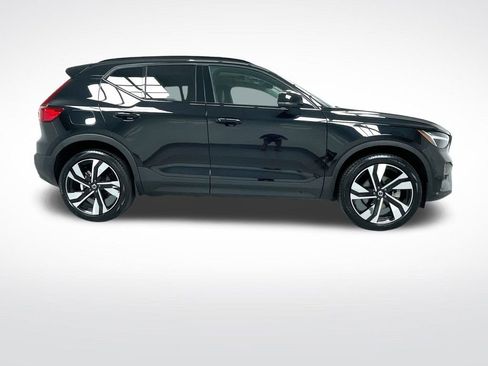 Used 2025 Volvo XC40 B5 Plus image 2