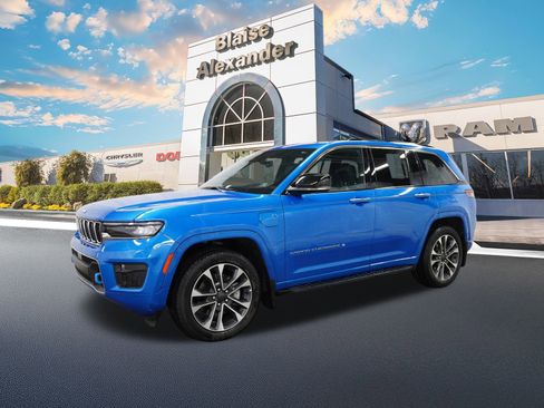 Used 2023 Jeep Grand Cherokee Overland w/ Advanced Protech Group III image 11