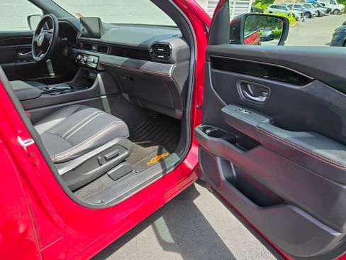 Used 2025 Honda Pilot TrailSport image 12