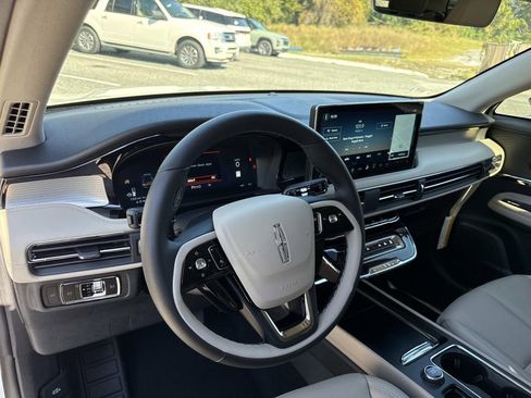 New 2026 Lincoln Corsair Premiere image 32