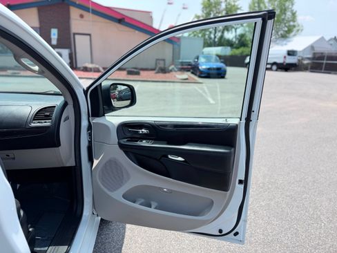 Used 2019 Dodge Grand Caravan SE w/ UConnect Hands-Free Group FWD image 24