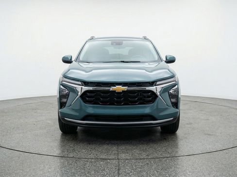 Used 2025 Chevrolet Trax LT w/ LT Convenience Package image 2