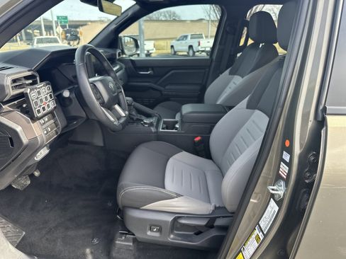 Used 2024 Toyota Tacoma TRD Off-Road image 15