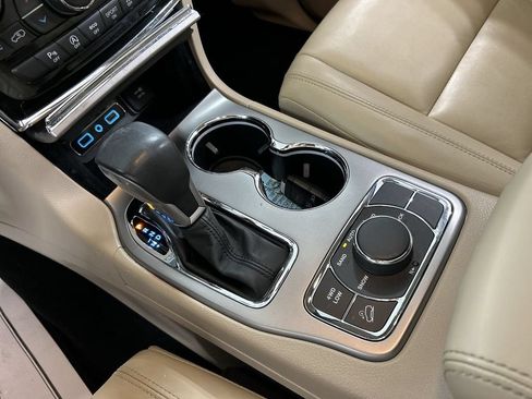 Used 2020 Jeep Grand Cherokee Limited AWD/4WD image 18