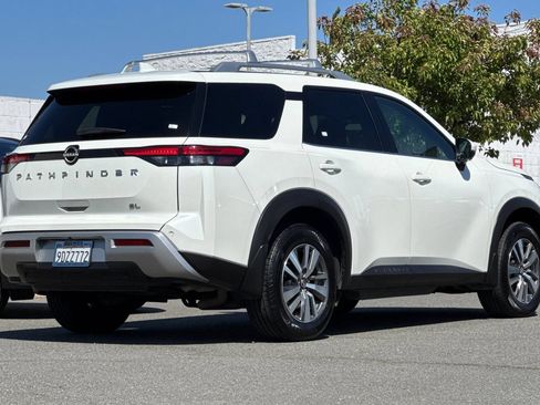 Certified 2023 Nissan Pathfinder SL FWD image 4