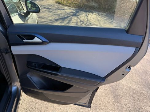 Certified 2024 Volkswagen Taos SE image 11