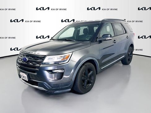 Used 2018 Ford Explorer XLT w/ Equipment Group 201A FWD image 3