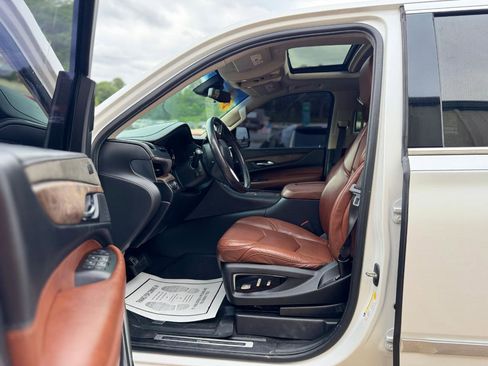 Used 2019 Cadillac Escalade Luxury RWD image 10