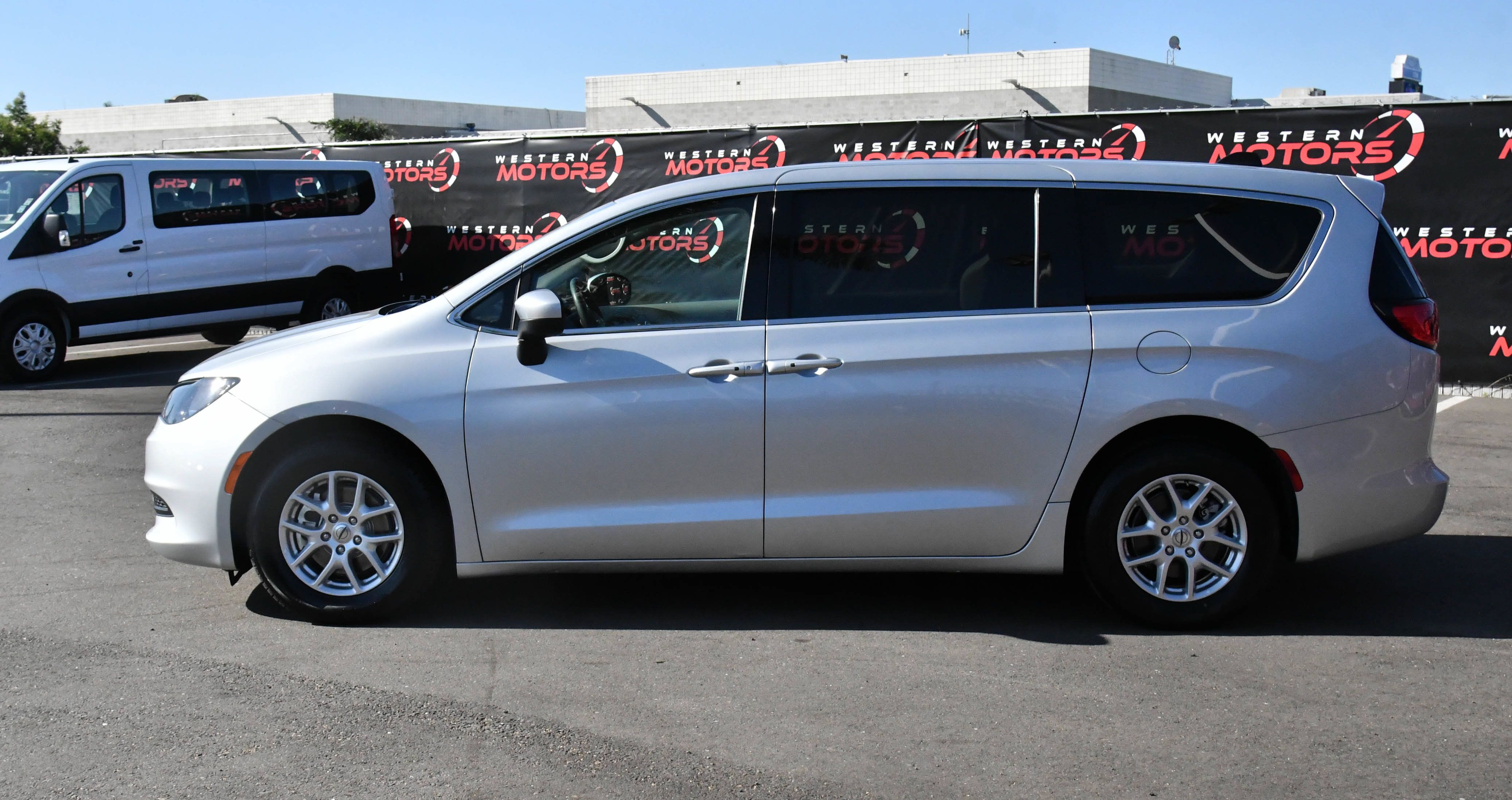 Used 2023 Chrysler Voyager LX FWD image 4