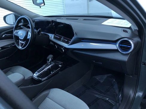 Used 2025 Chevrolet Trax LT w/ LT Convenience Package image 24