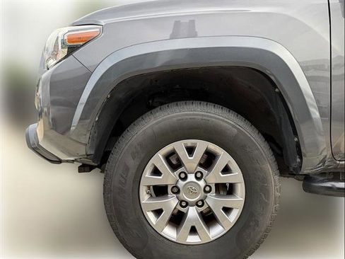 Used 2017 Toyota Tacoma SR5 w/ Tow Package RWD image 4