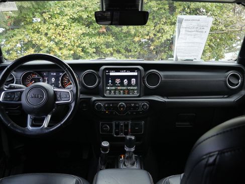 Used 2020 Jeep Gladiator Overland image 9