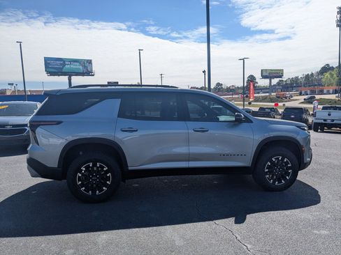 Used 2025 Chevrolet Traverse Z71 w/ Driver Confidence Package image 4