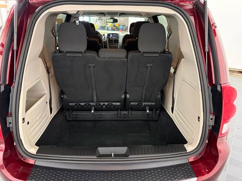 Used 2019 Dodge Grand Caravan SE FWD image 22