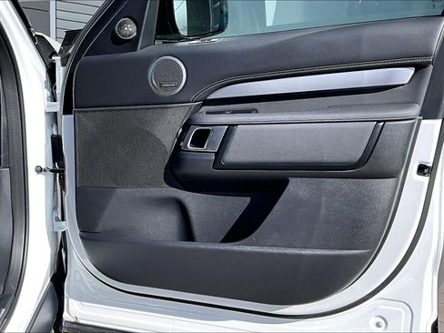 Used 2025 Land Rover Discovery Dynamic SE image 23