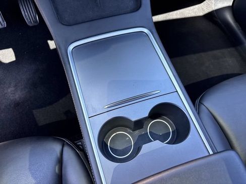 Used 2022 Tesla Model Y Long Range AWD/4WD image 25
