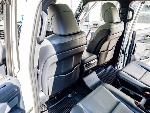 Used 2024 Lexus GX 550 image 34