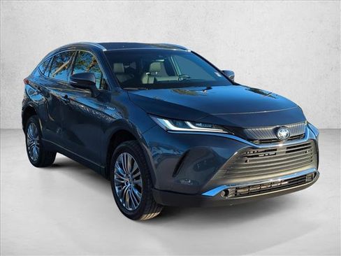 Used 2021 Toyota Venza XLE image 3