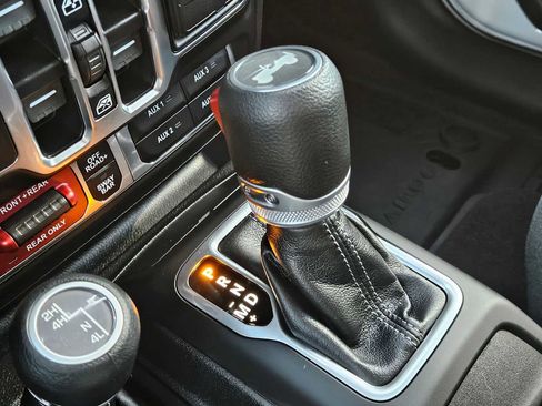 Used 2025 Jeep Wrangler Unlimited Rubicon w/ Technology Group image 29