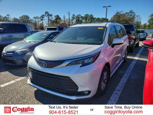 Used 2025 Toyota Sienna XLE image 1