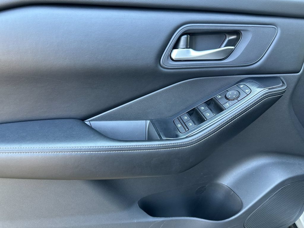 Used 2025 Nissan Rogue SV FWD image 10