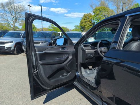 Used 2023 Jeep Grand Cherokee Limited w/ Luxury Tech Group II AWD/4WD image 11