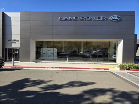 New 2025 Land Rover Range Rover Long Wheelbase SE image 18