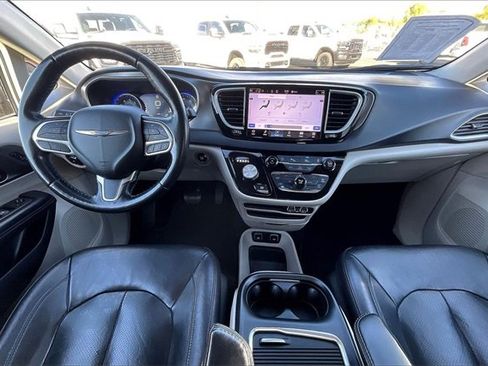 Used 2021 Chrysler Pacifica Touring-L image 15