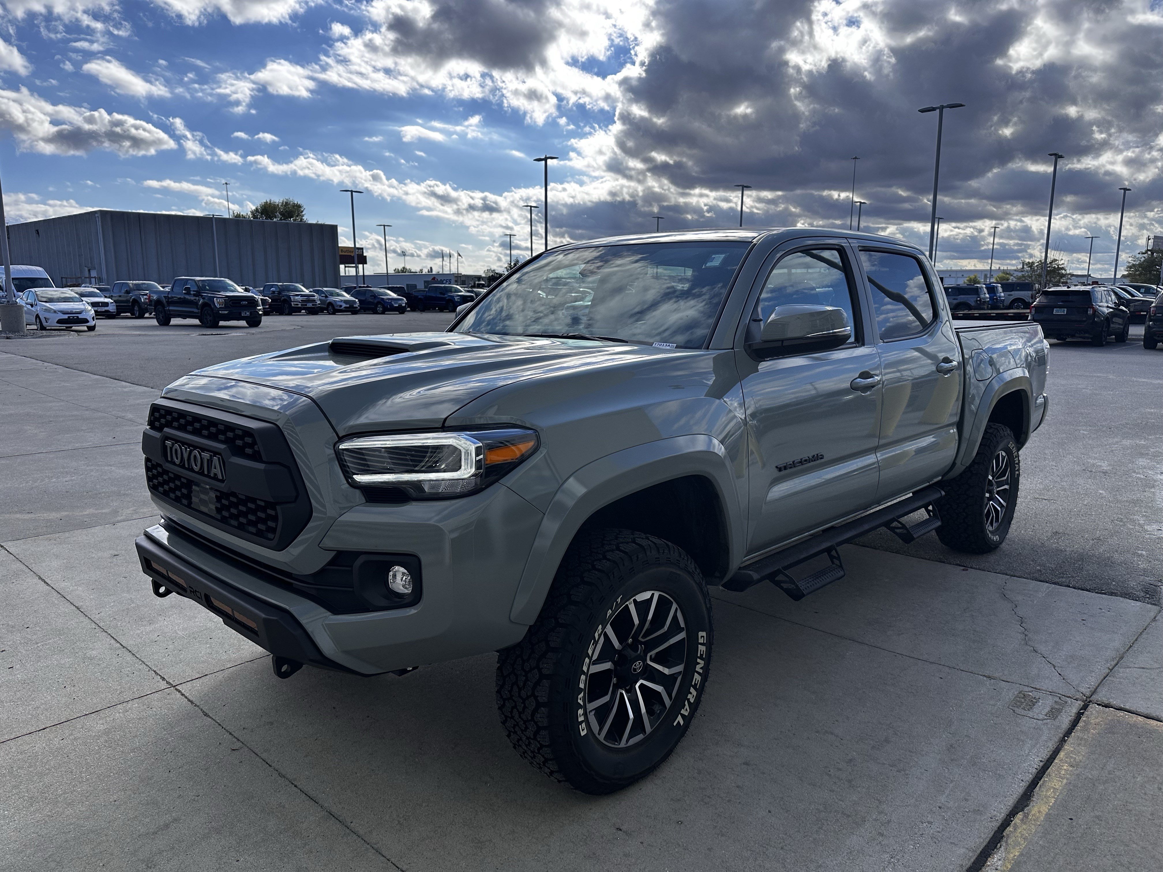 Used 2023 Toyota Tacoma TRD Sport w/ TRD Premium Sport Package AWD/4WD image 3