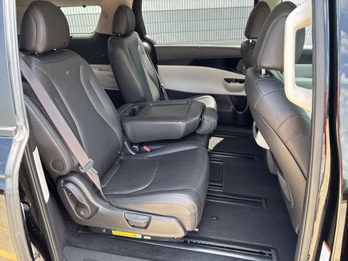 Used 2024 Kia Carnival EX FWD image 5