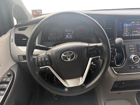 Used 2017 Toyota Sienna LE FWD image 14