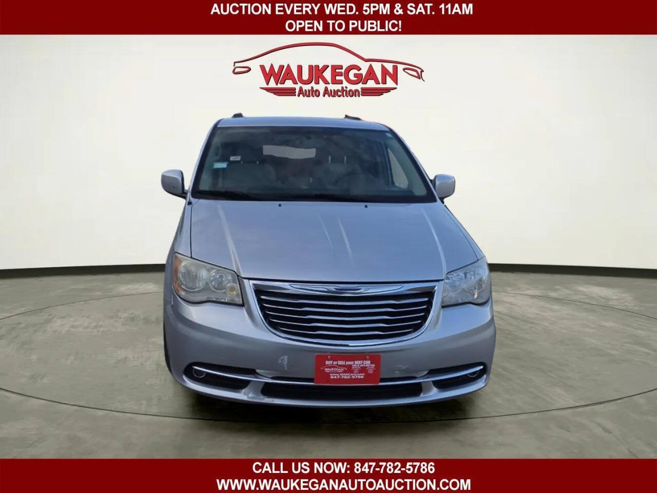Used 2011 Chrysler Town & Country Touring w/ Entertainment Group #1 FWD image 2