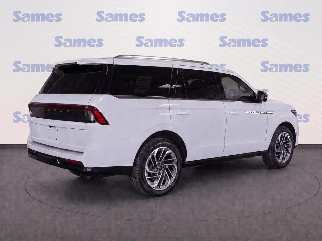 Used 2025 Lincoln Navigator Reserve AWD/4WD image 3