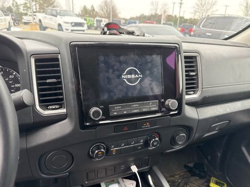 Used 2022 Nissan Frontier SV image 7