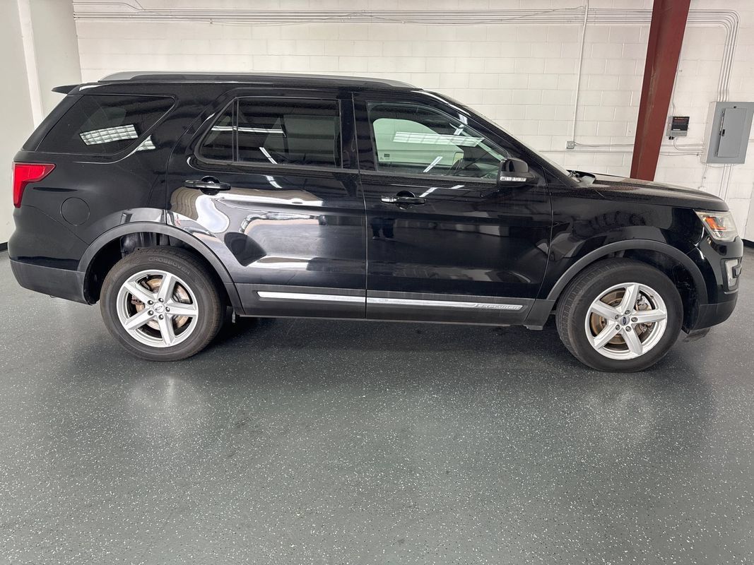 Used 2017 Ford Explorer XLT w/ Equipment Group 202A AWD/4WD image 3