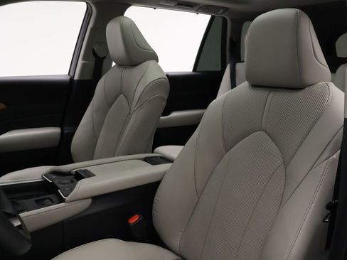 Certified 2025 Toyota Grand Highlander Limited image 13