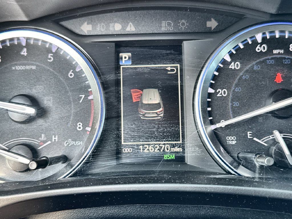 Used 2017 Toyota Highlander SE FWD image 8