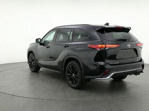 Used 2025 Toyota Highlander XSE image 6