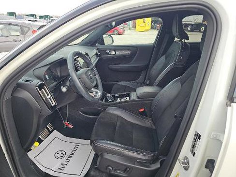 Used 2022 Volvo XC40 T5 R-Design image 2