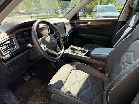 Used 2024 Volkswagen Atlas SE w/ Panoramic Sunroof Package AWD/4WD image 3
