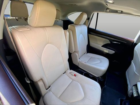 Used 2022 Toyota Highlander Limited FWD image 18